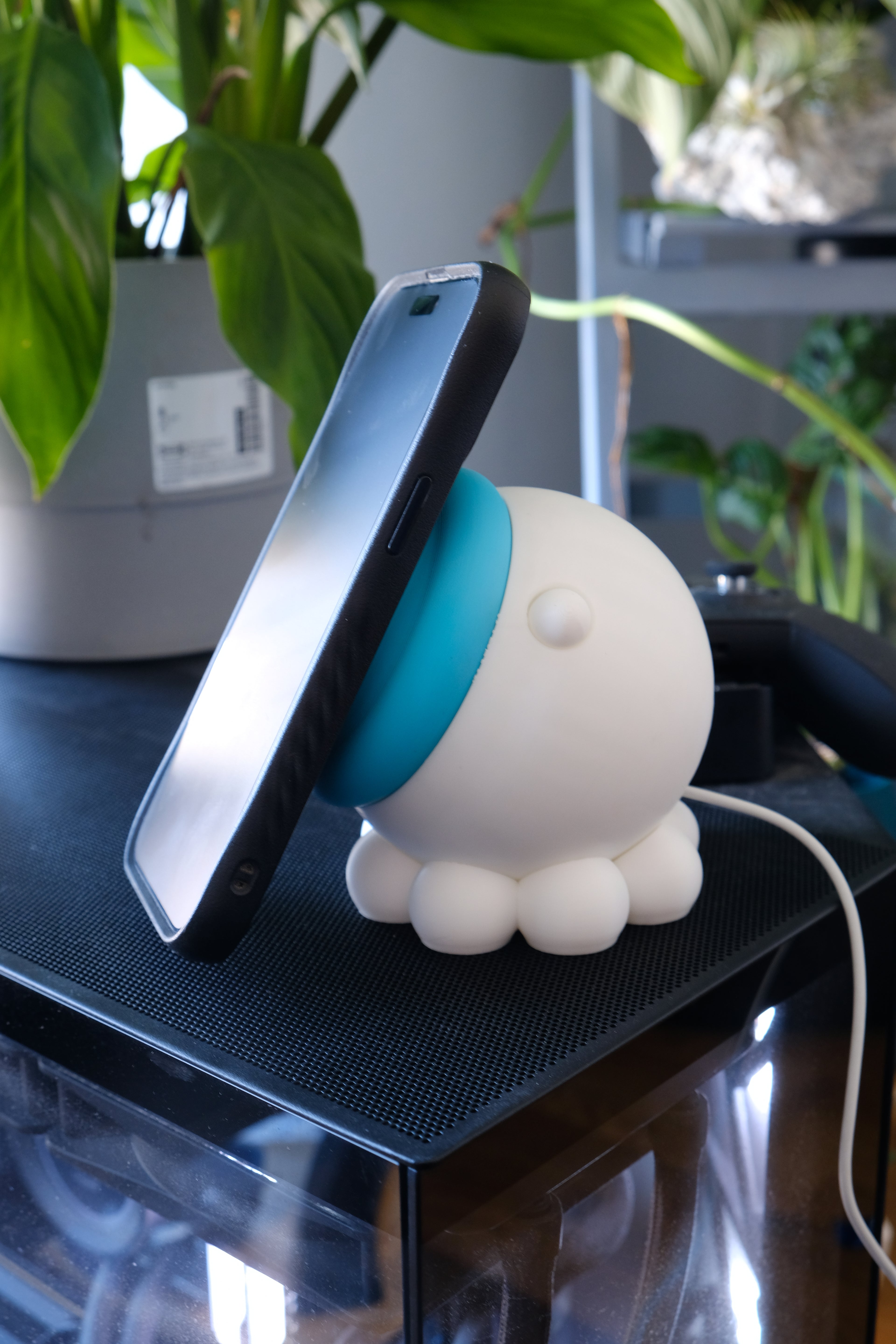 iPhone Charging Stand Aesthetic Kawaii Squid Mount